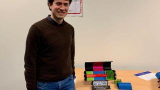 Il Dott. Simone Ravera riceve un modello in scala del futuro rivelatore