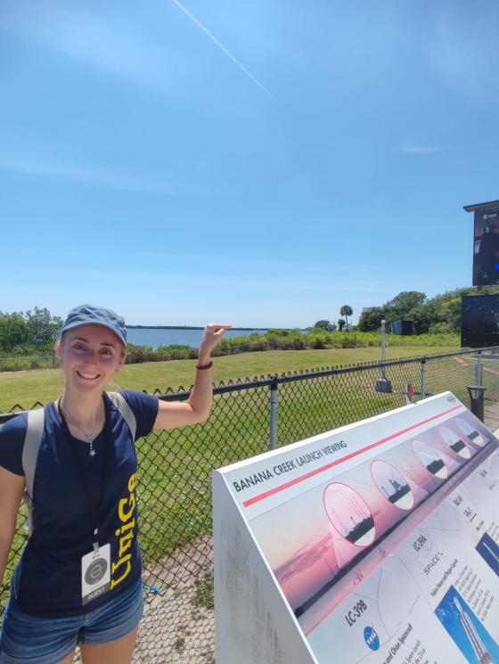Ilaria Risso, a Cape Canaveral, indica la piattaforma di lancio del razzo Falcon 9 che ha portato nello spazio il telescopio Euclid
