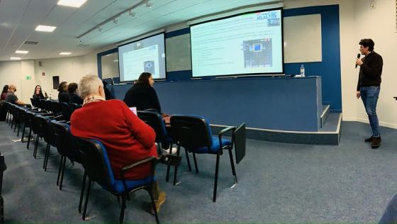 Il Dott. Simone Ravera durante la presentazione della sua tesi alla cerimonia di premiazione durante l'ITk week, svoltasi al CERN la settimana del 6 Marzo 2023.